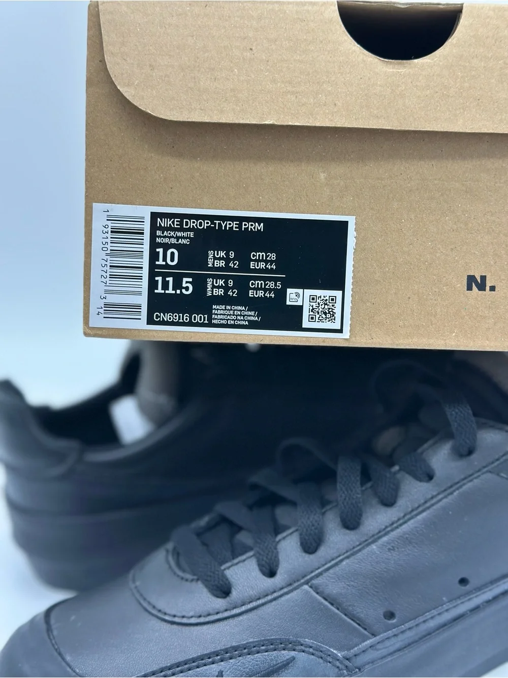 Nike Men’s Black Low-Top Sneakers with Gray Tongue